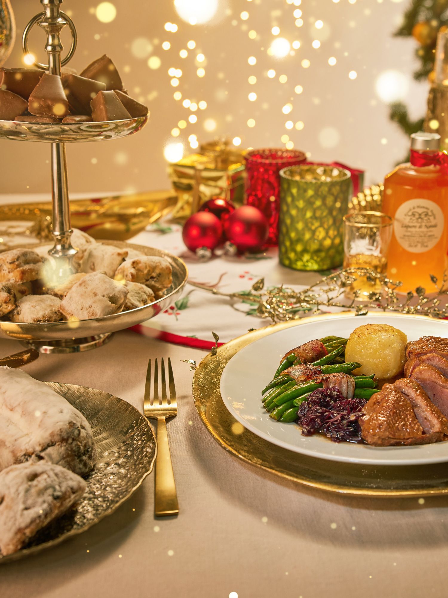 Festliches dekorierte Weihnachtstafel
