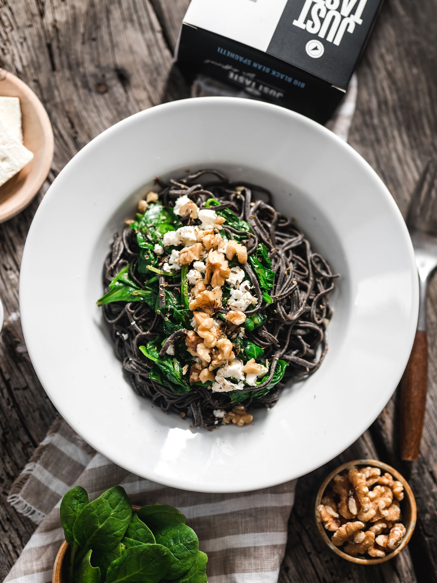 Black Bean Spaghetti mit Spinat, Feta und Walnüssen