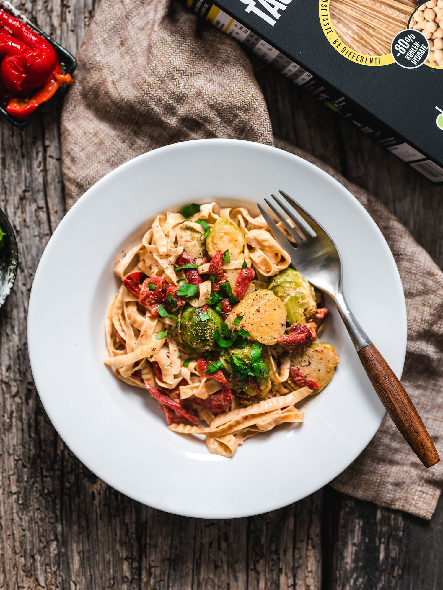 Cremige Rosenkohl-Pasta mit Paprika und Kichererbsen-Fettuccine