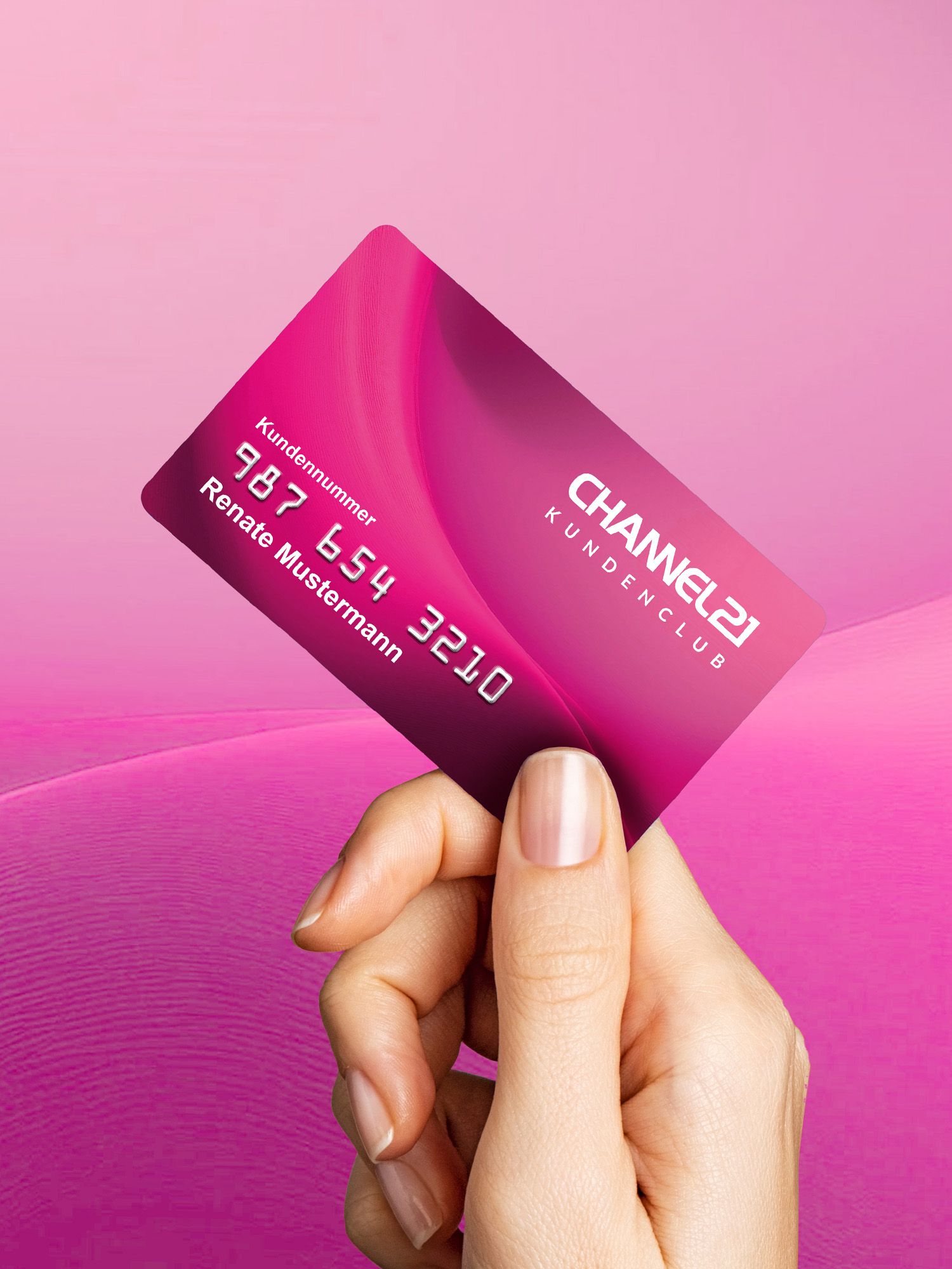 Hand hält eine pinkfarbene Channel21 Kundenclubkarte mit Kundennummer und Namen Renate Mustermann