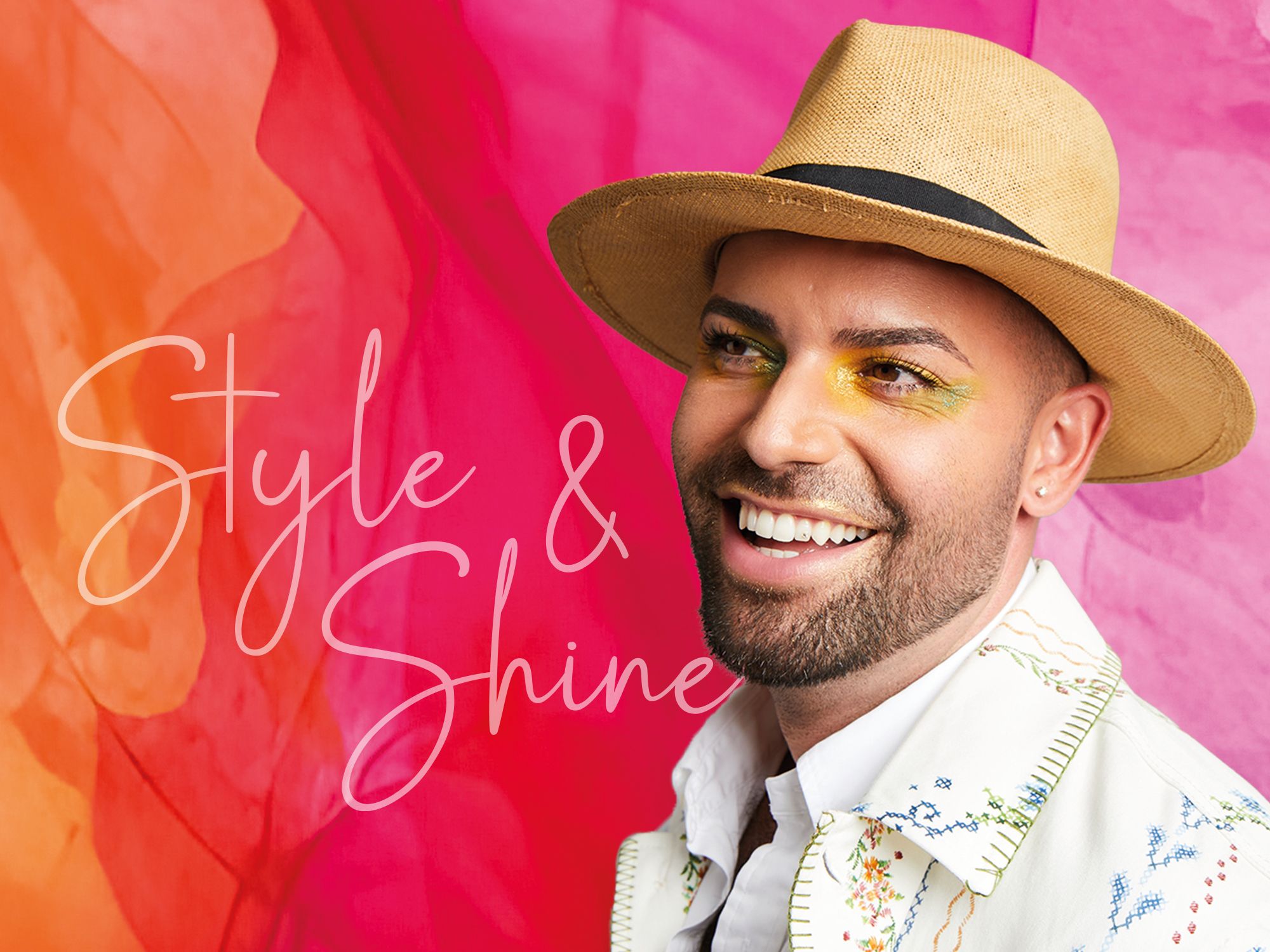 Mann mit Strohhut und weißem Hemd mit buntem Blumenmuster vor pink-orangefarbenem Hintergrund mit Schriftzug 'Style & Shine'.